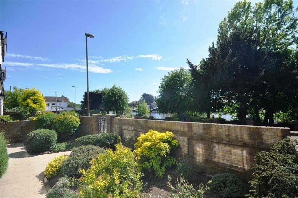 Thames View Apartments Staines-upon-Thames Ngoại thất bức ảnh